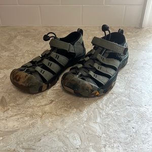 Boys Keen Newport H2 sandal size 3 camo